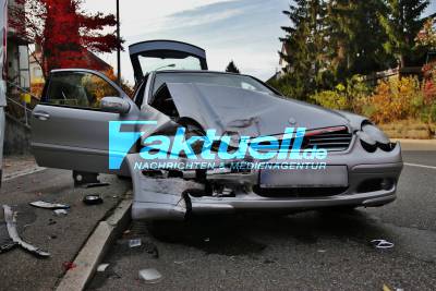 Mercedes kracht in stehenden Transporter - 2 Verletzte auf der Backnanger Straße