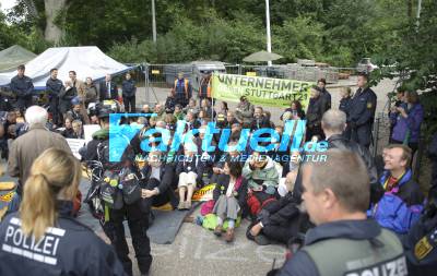S21-Gegner im Businesslook blockieren Baustelleneinfahrt - Räumung durch Polizei