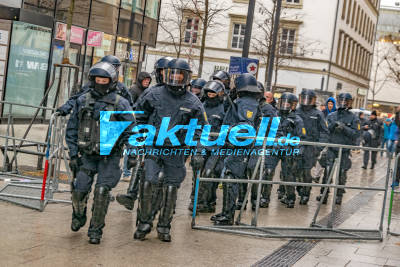 Demo gegen AFD in Stuttgart - Polizei -Wasserwerfer in Bereitstellung