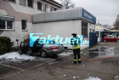 Mercedes brennt auf Kundenparkplatz von Mercedeshändler fast vollständig aus