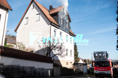 Brandeinsatz in Rohracker, Feuer, Flammen und Rauch in der Außenfassade eines Wohnhauses
