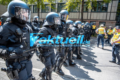 Polizist wird in die Menge gezogen - 1. Mai Demonstration startet auf dem Stuttgarter Marienplatz