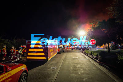 Großbrand mit Explosionen in Vergärungsanlage bei Leonberg, spektakuläre Aufnahmen - Großeinsatz der Rettungskräfte