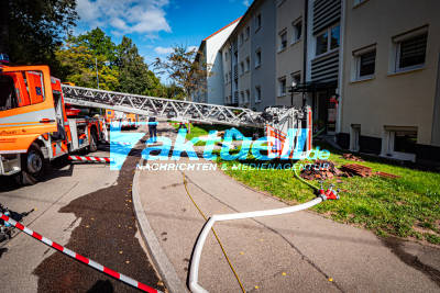 Brand im Dachgeschoss in Vaihingen, Feuerwehr muss Dach öffnen und kann Brandausbreitung durch Löscharbeiten verhindern