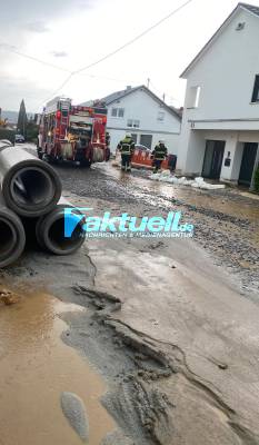 Downburst richtet massiven Schaden in Neuhausen an - Fluß auf Straße, Kamin stürzte auf Straße, massive Regenfälle