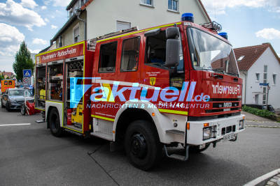 PKW wird zwischen Bus und Mauer zerdrückt: Zwei eingeklemmte Personen müssen von der Feuerwehr Rutesheim nach einem Verkehrsunfall befreit werden