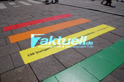 Stuttgart: Regenbogenzebrastreifen in der Innenstadt