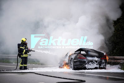 Explosiv: Volllbrand Mercedes SL mit Gasanlage auf der A52 bei Marl (EXPLOSION ON TAPE) - Autobahn zeitweise voll gesperrt - Feuerwehr muss Vorsicht walten lassen