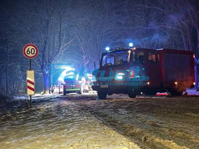 Schwerer Glätteunfall: 31-jährige Frau krachte bei Schneefall und glatter Fahrbahn gegen einen Baum - Frau wird schwer Verletzt - Pkw total zerstört und eingedrückt 