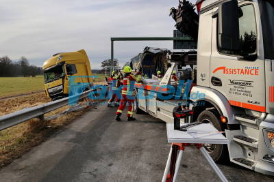 (BY) LKW rast ungebremst in Stauende - 9 Verletzte auf der Autobahn München Salzburg - Stau aufgrund Blockabfertigung nach Tirol Großalarm 