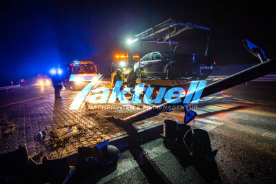 Unfall bei Nebel - Audi fällt bei Kollision große Verkehrsampel - Hoher Sachschaden
