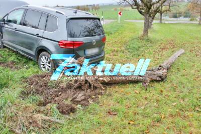 Frontalcrash bei Nellmersbach - PKW entwurzelt Baum - 2 Schwer verletzte