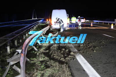 Transporter kracht in Leitplanke - Unfall A38 bei Zwenkau - Trümmerteile verteilten bis auf die Gegenfahrbahn