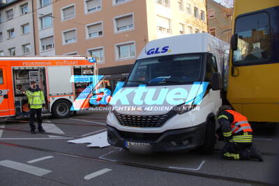 Lieferwagen kollidiert mit Stadtbahn - Unfallschwerpunkt Waiblinger/Daimlerstrasse