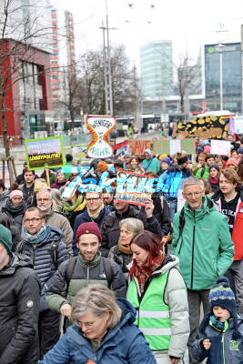 Weltweiter Aktionstag von Friday for Future auch in Salzburg: Große Demo in Salzburg bis zu 1.000 DemonstrantInnen