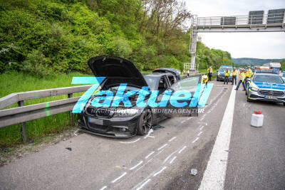 LKW kracht in Pannenfahrzeug und fährt auf Wiese neben der Autobahn - der Pannen-BMW-Fahrer wird durch den Aufprall schwer verletzt
