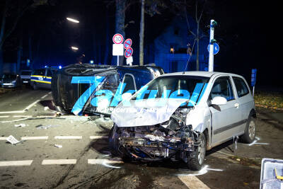 Schwerer Kreuzungscrash - BMW kippt auf Seite - Drei Fahrzeuginsassen verletzt - Unfallbeteiligter stellte sich nach Flucht der Polizei