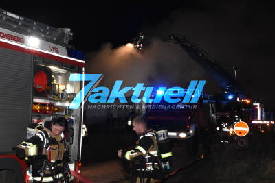 Brand in Kuhstall - Feuerwehr kämpft gegen Flammen in Müncheberg