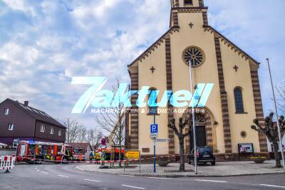 Spektakulärer Einsatz in Karlsdorf: Hubarbeitsbühne kippt gegen Kirche - 3 Personen im Korb in Gefahr - Menschenrettung durch Feuerwehr im Großeinsatz