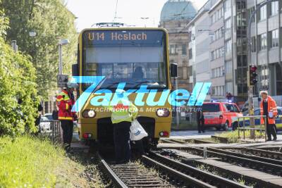 Fußgängerin an Gleisüberweg von Stadtbahn erfasst - schwer verletzt