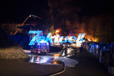 Grosseinsatz der Feuerwehren in Eppingen bei Heilbronn - ALBA Electronics Recycling GmbH Zentrale Außenlagerfläche brennt teilweise nieder