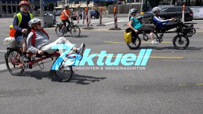 Fahrrad-Aktionstag in Stuttgart mit großem Fahrrad-Umzug durch die City, die Autofahrer mussten warten