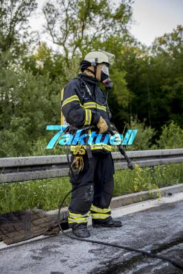 Defekt am Turbolader - PKW-Brand auf der Autobahn 81 - Feuerwehr im Löscheinsatz - Totalschaden