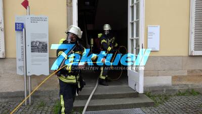 Feueralarm im Schloss Hohenheim, Brand im Weinkeller, Gebäude geräumt, Feuerwehr im Löscheinsatz