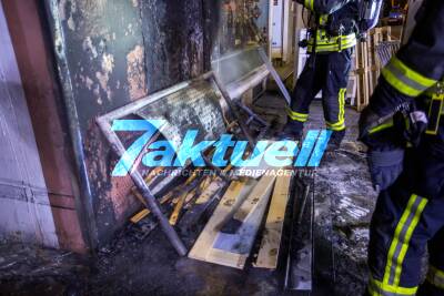 Brandstiftung an türkischem Reisebüro? Möbel bzw. Sperrmüll brannten an Gebäude - Feuer griff bereits auf Leuchttafeln über