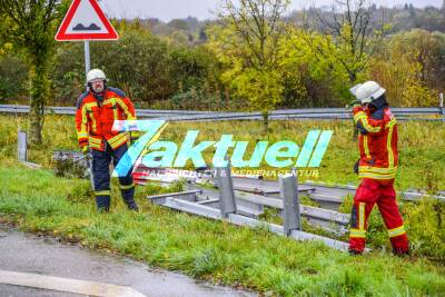 Schwerer Unfall in Bruchsal: PKW kracht in Leitplanken - Feuerwehr muss 50 Meter Mittelleitplanke entfernen