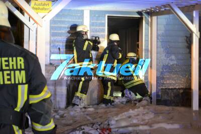 Kellerbrand bei Pforzheim - Feuerwehrmann bei Verpuffung durch Explosion von Spraydosen verletzt