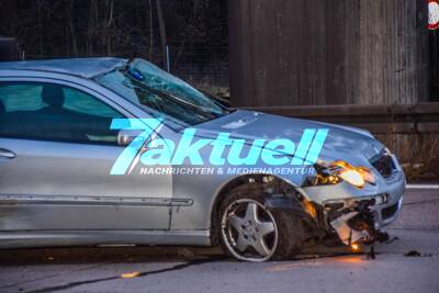Schwerer Autobahn-Crash: Mercedes C-Klasse rast gegen Brückenerhebung und Baum - Verkehrschaos und Notarzt im Einsatz