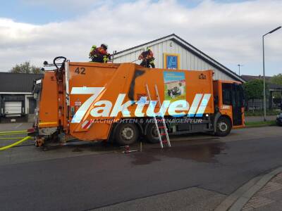 Brennendes Müllauto in Karlsruhe: Berufsfeuerwehr löscht brennenden Abfall in Müllwagen - Erheblicher Sachschaden