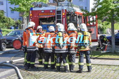 Tiefgaragenbrand in Ostfildern: PKW brennt in großer Garage von Mehrfamilienkomplex aus - Bewohner evakuiert