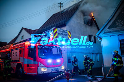 Dachstuhlwohnung eines 73-Jähringen brennt aus - Flammen schlagen aus Fenster