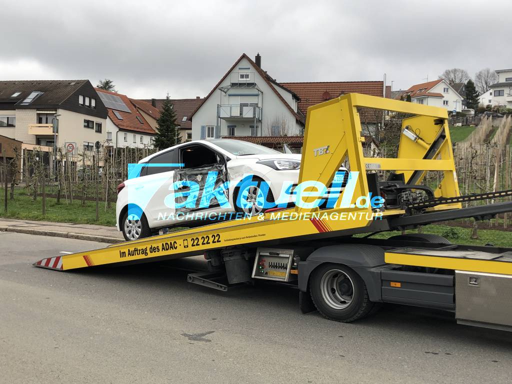 LKW schiebt PKW meterweit über Kreuzung