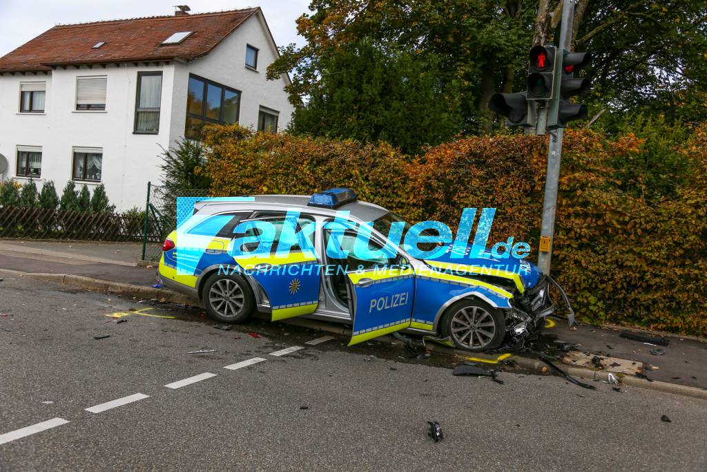 Donzdorf Streifenwagen in Unfall verwickelt Zwei total beschädigte
