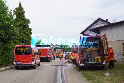 Wohnhausbrand in Bad Rappenau - Grombach Feuer greift vom Obergeschoss auf Dach über