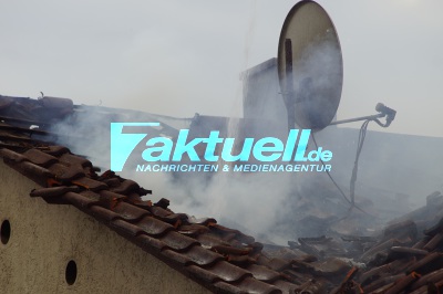 Wohnhausbrand in Bad Rappenau - Grombach Feuer greift vom Obergeschoss auf Dach über