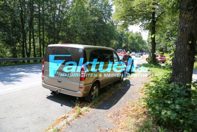 BAYERN: PKW-Fahrerin aus Ludwigsburg kracht in Familie, derren 2jähriger Pinkelpause machen musste - das Kleinkind wird schwer verletzt
