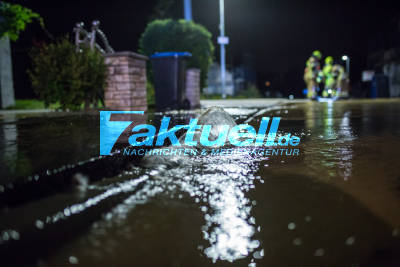 Gehweg erhebt sich: Wasserrohrbruch fordert Feuerwehreinsatz