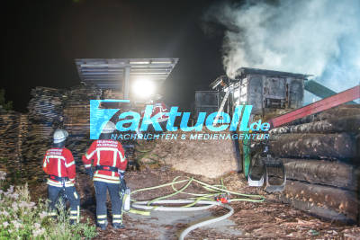 Brand auf Sägewerk Gelände in Weil im Schönbuch: Feuerwehr rückt mit Großaufgebot an
