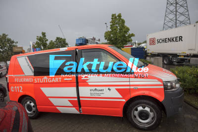 LKW-Anhänger fährt Radius zu Eng - kippt im Kreisverkehr Industriegebiet S-Fasanenhof um - Feuerwehr-Kranwagen stellt ihn wieder auf