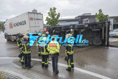 LKW-Anhänger fährt Radius zu Eng - kippt im Kreisverkehr Industriegebiet S-Fasanenhof um - Feuerwehr-Kranwagen stellt ihn wieder auf