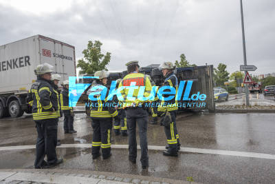 LKW-Anhänger fährt Radius zu Eng - kippt im Kreisverkehr Industriegebiet S-Fasanenhof um - Feuerwehr-Kranwagen stellt ihn wieder auf