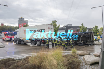 LKW-Anhänger fährt Radius zu Eng - kippt im Kreisverkehr Industriegebiet S-Fasanenhof um - Feuerwehr-Kranwagen stellt ihn wieder auf
