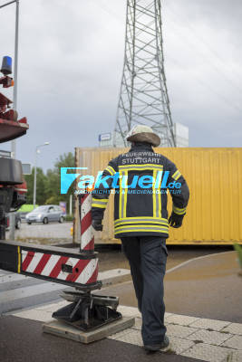 LKW-Anhänger fährt Radius zu Eng - kippt im Kreisverkehr Industriegebiet S-Fasanenhof um - Feuerwehr-Kranwagen stellt ihn wieder auf
