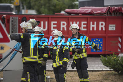 LKW-Anhänger fährt Radius zu Eng - kippt im Kreisverkehr Industriegebiet S-Fasanenhof um - Feuerwehr-Kranwagen stellt ihn wieder auf