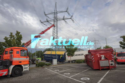 LKW-Anhänger fährt Radius zu Eng - kippt im Kreisverkehr Industriegebiet S-Fasanenhof um - Feuerwehr-Kranwagen stellt ihn wieder auf