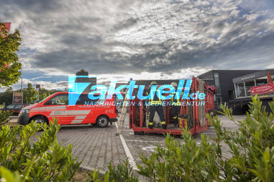 LKW-Anhänger fährt Radius zu Eng - kippt im Kreisverkehr Industriegebiet S-Fasanenhof um - Feuerwehr-Kranwagen stellt ihn wieder auf